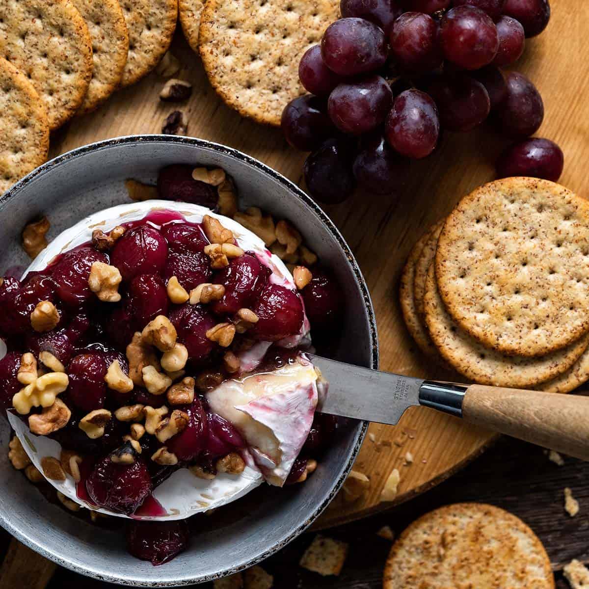 Top 30+ Wallpapers baked brie with green grapes and walnuts Latest